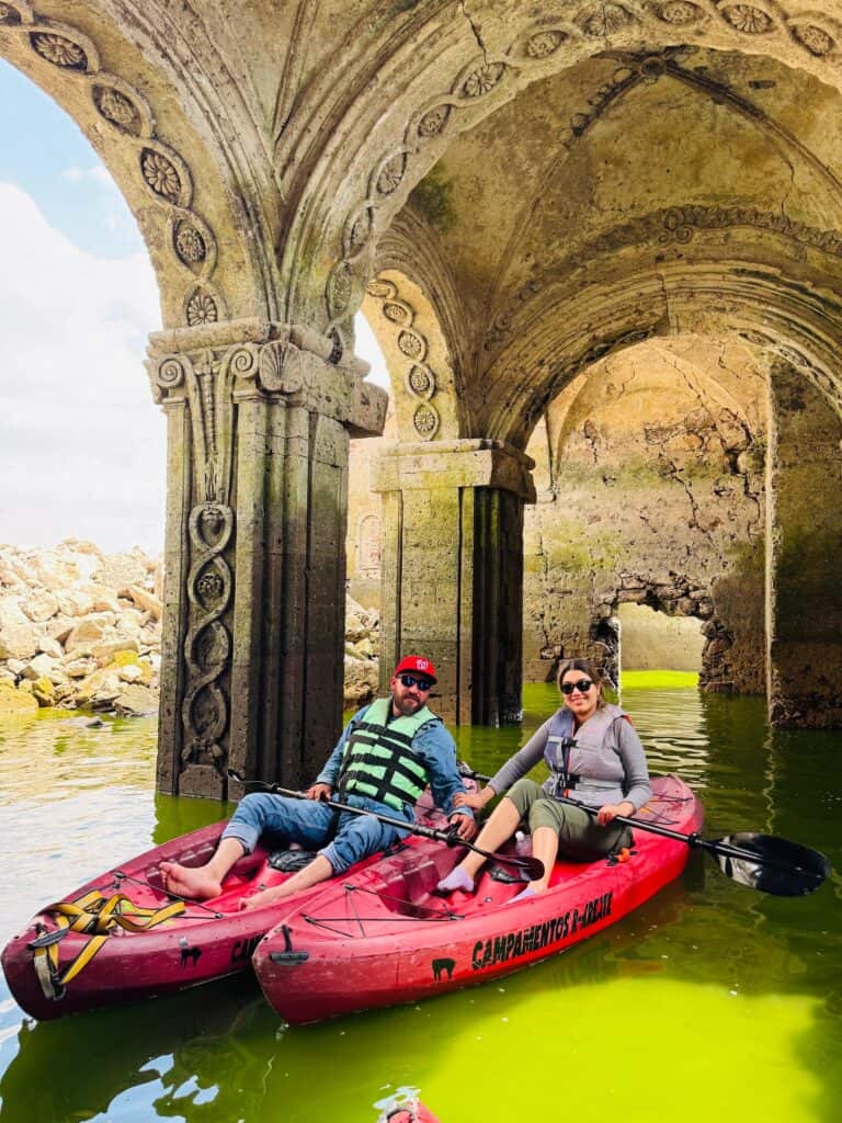 Pareja disfrutando kayak en un sitio histórico de Guanajuato.