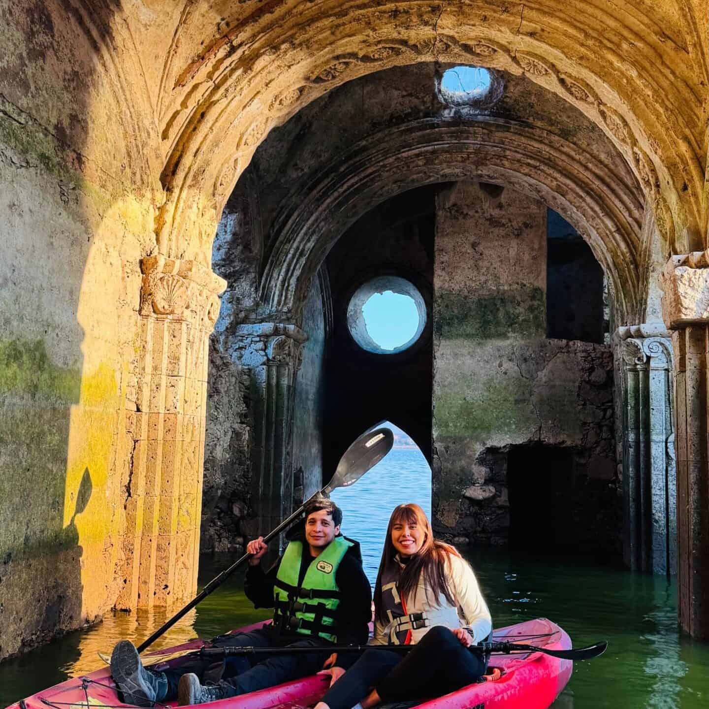 Dos personas disfrutando kayak en un sitio histórico de Guanajuato.
