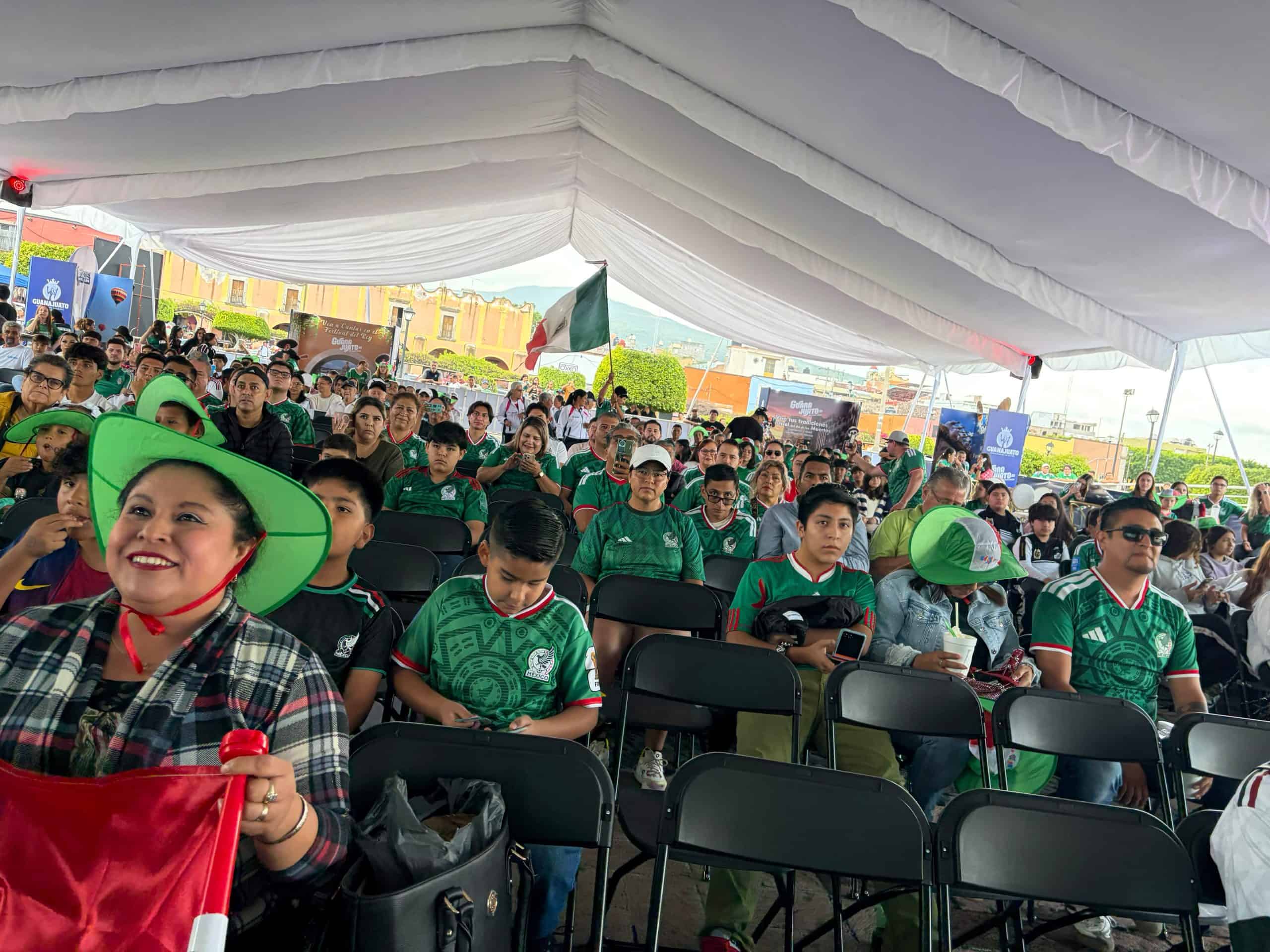 Disfruta de un evento cultural en Guanajuato con j&oacute;venes en vestimenta tradicional y moderna, bajo u.