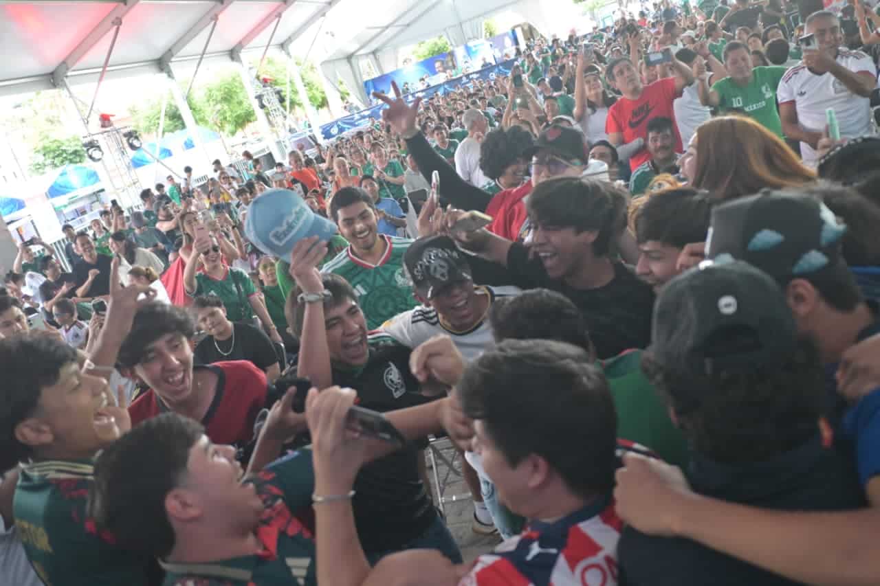 Diversi&oacute;n juvenil en evento cultural en Guanajuato, M&eacute;xico, con m&uacute;sica y baile en un espacio abierto.