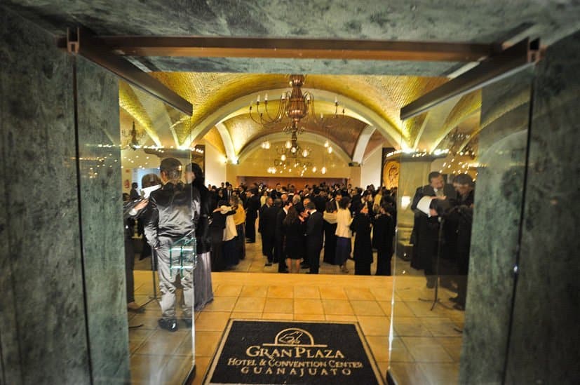 Entrada del Gran Plaza Hotel Guanajuato, centro de eventos tur&iacute;sticos y culturales.