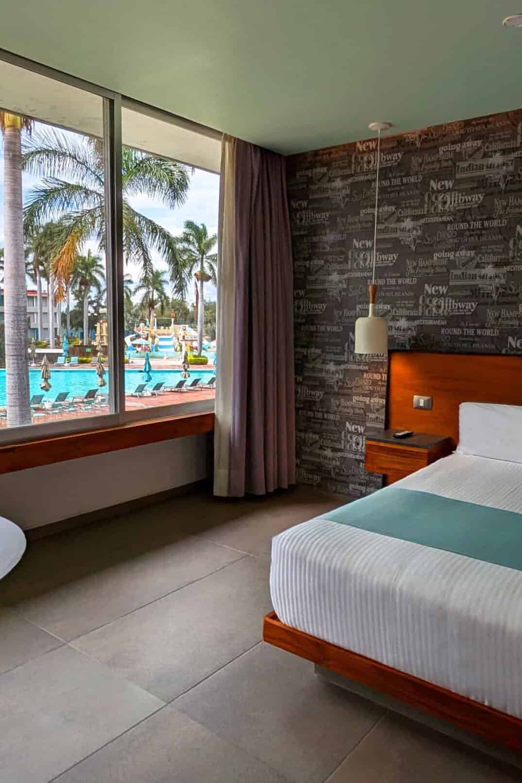 Habitación con vista a la alberca y palmeras en Guanajuato, México.
