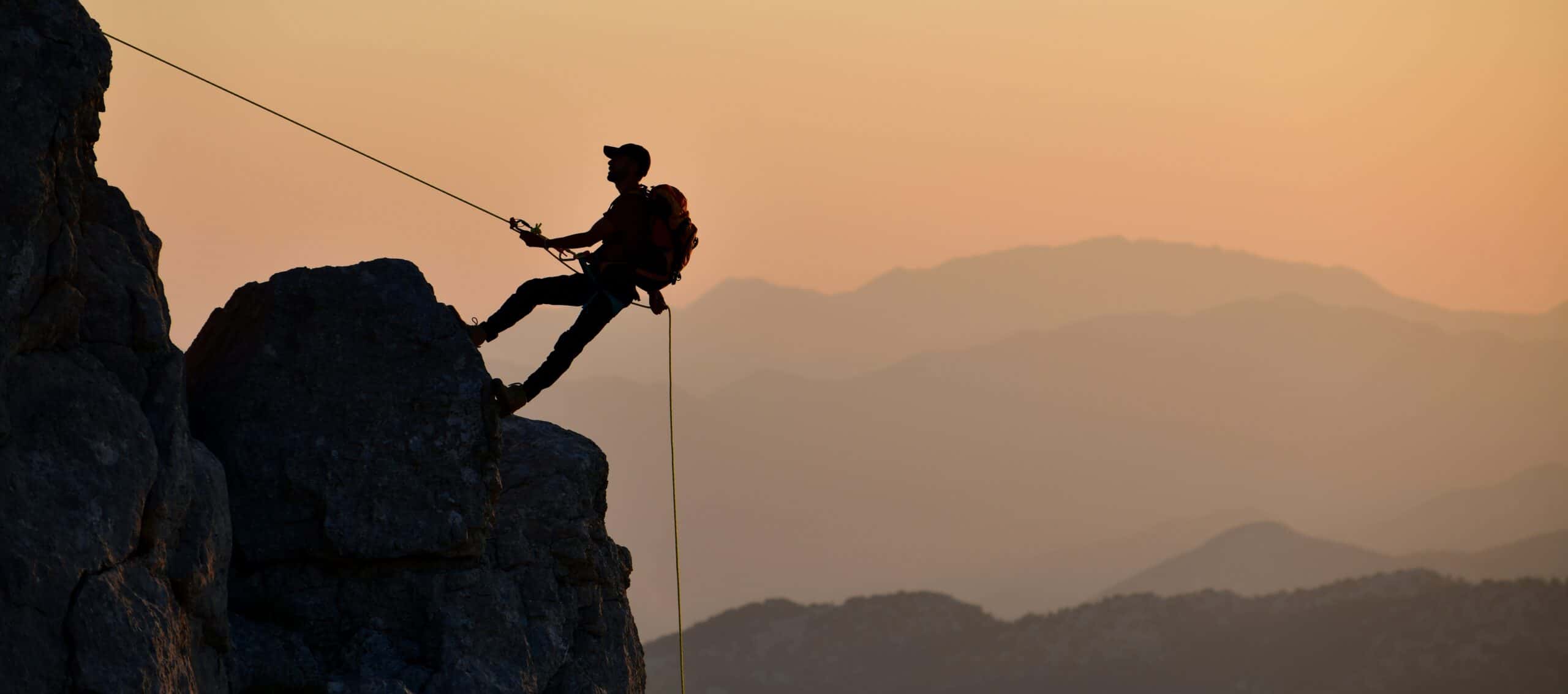 Escalador en roca al atardecer en Guanajuato, turismo de aventura y naturaleza.