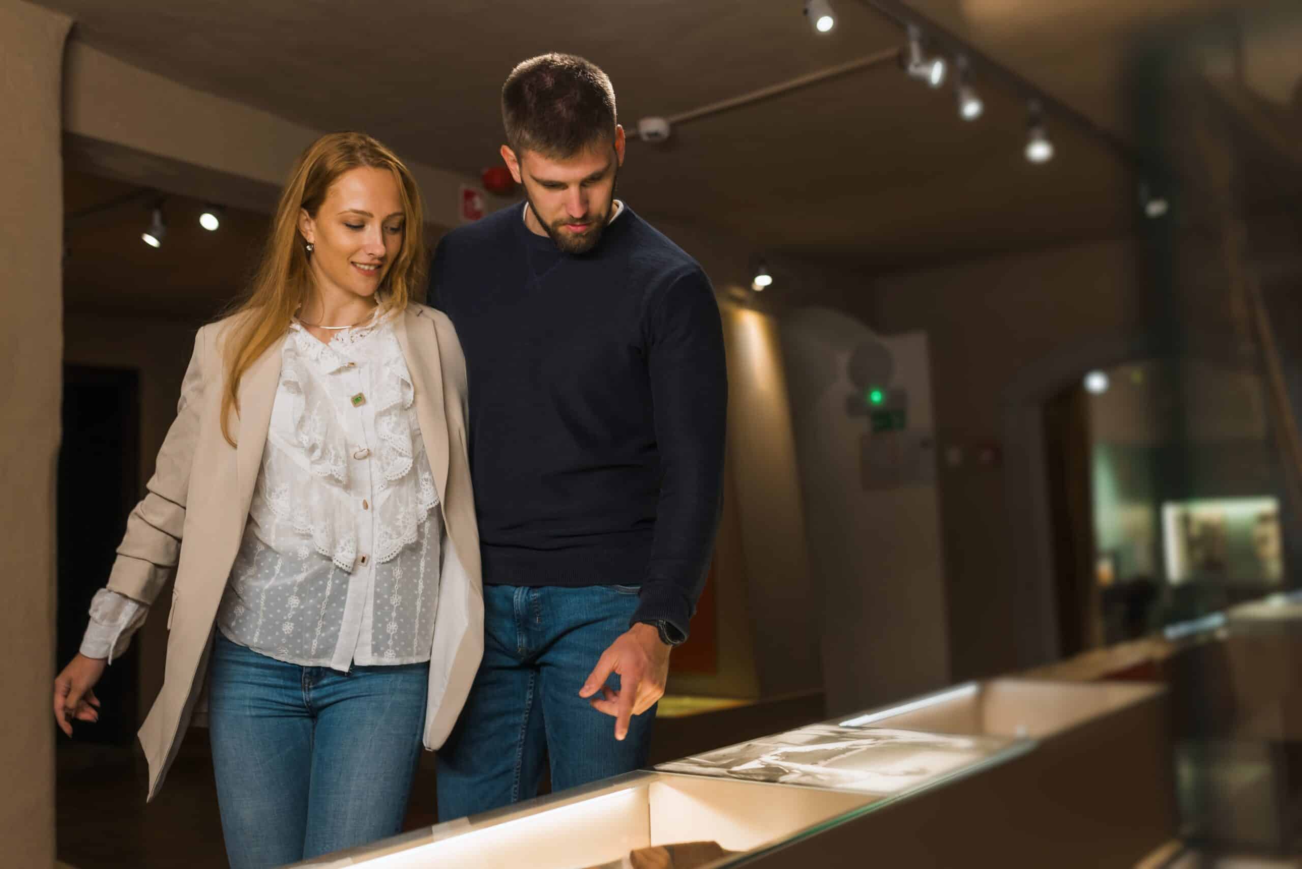 Exploradores culturales en un museo de Guanajuato, disfrutando de la historia y el arte local.