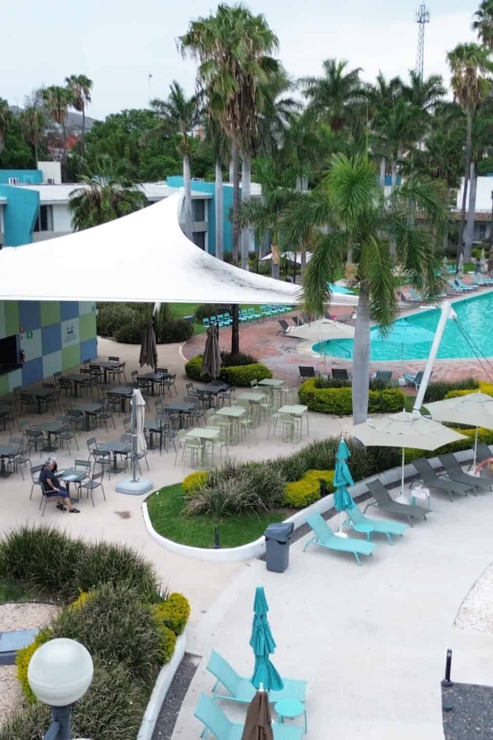 Vista del parque acuático y hotel en Guanajuato, turismo familiar y relajante.