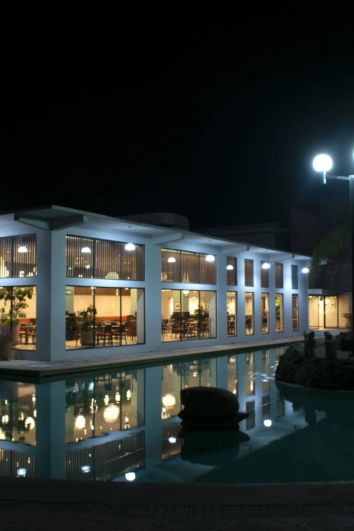 Hotel y parque acuático iluminado en la noche en Guanajuato, México.