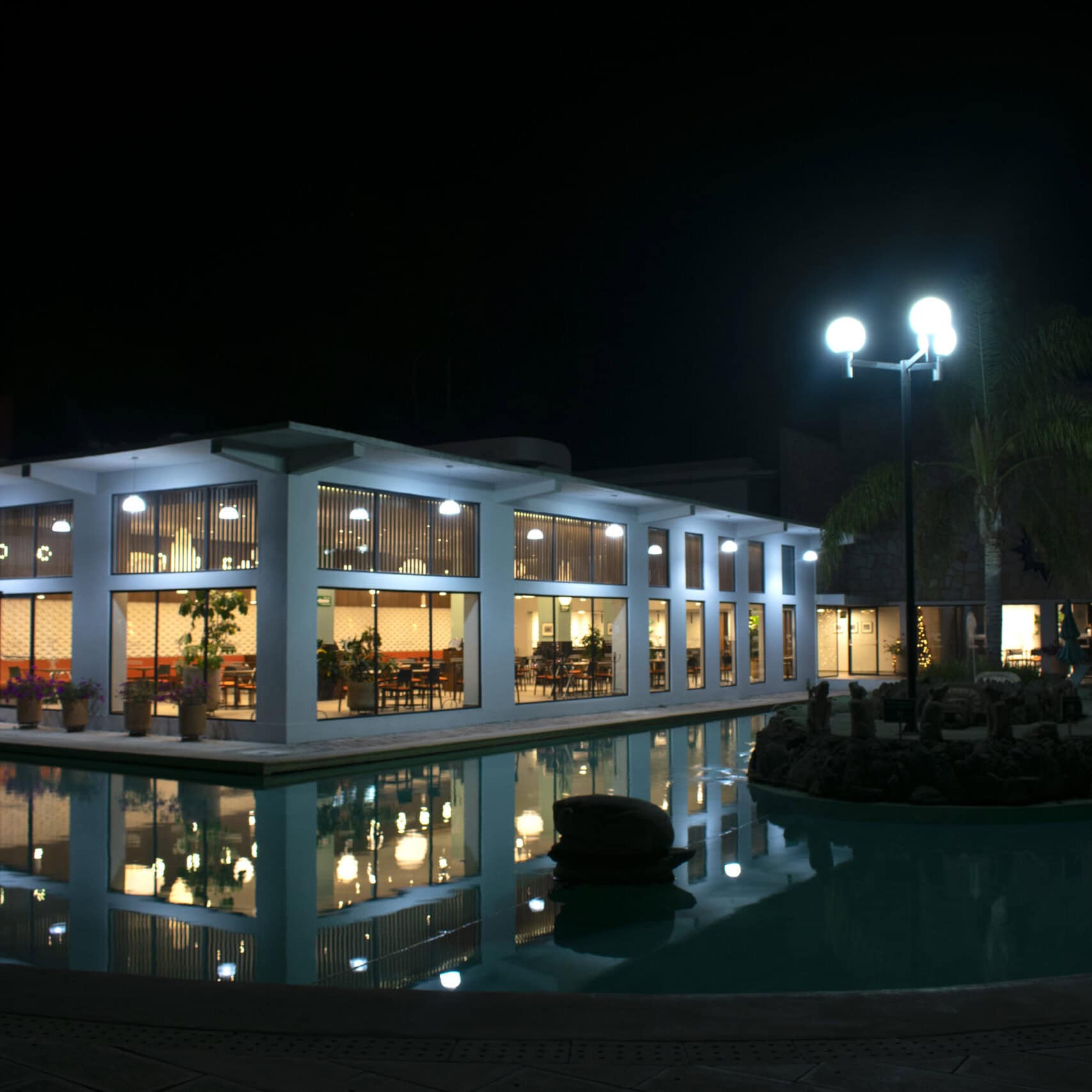 Hotel y parque acuático iluminado en la noche en Guanajuato, México.