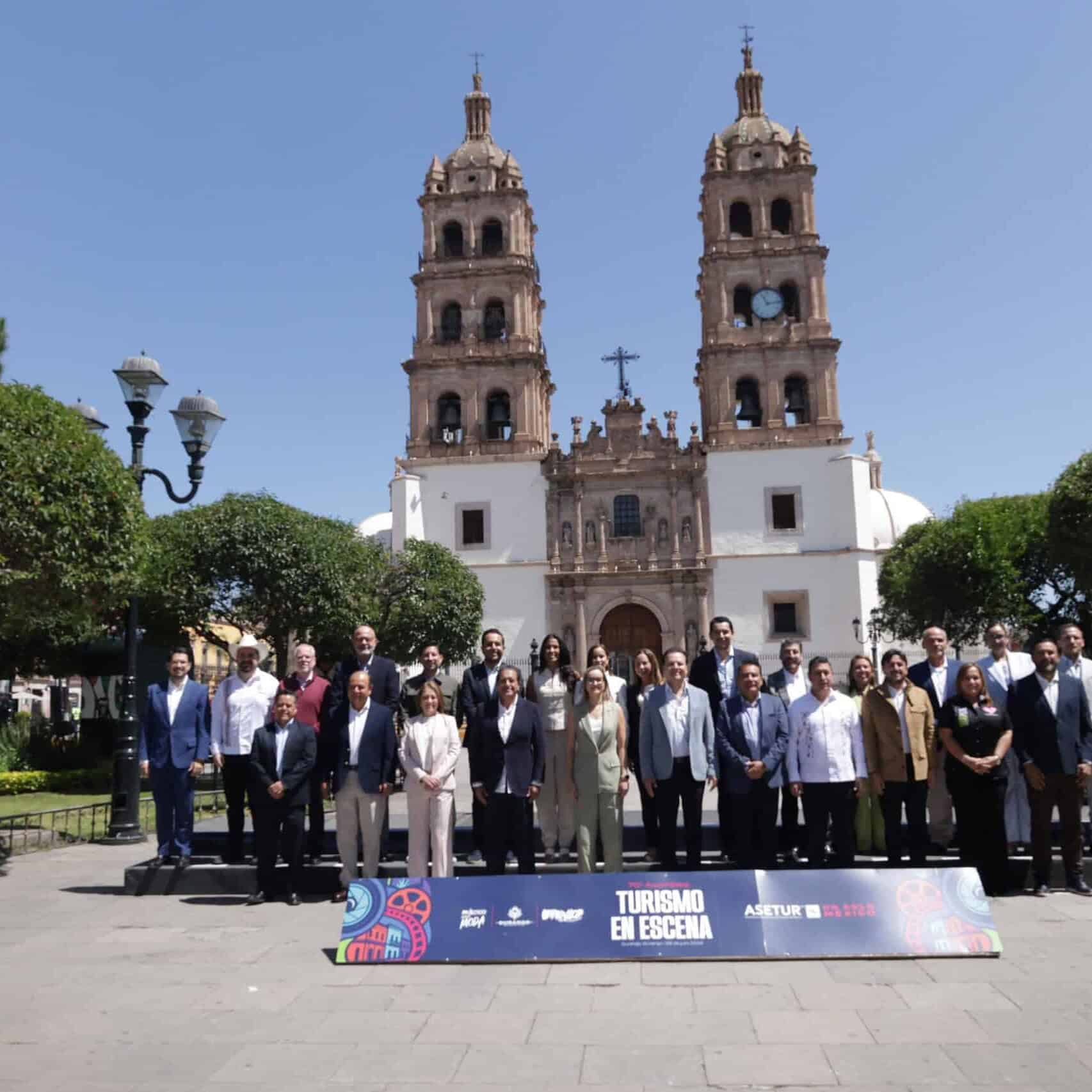 Grupo de personas en frente de la iglesia en Guanajuato, México.