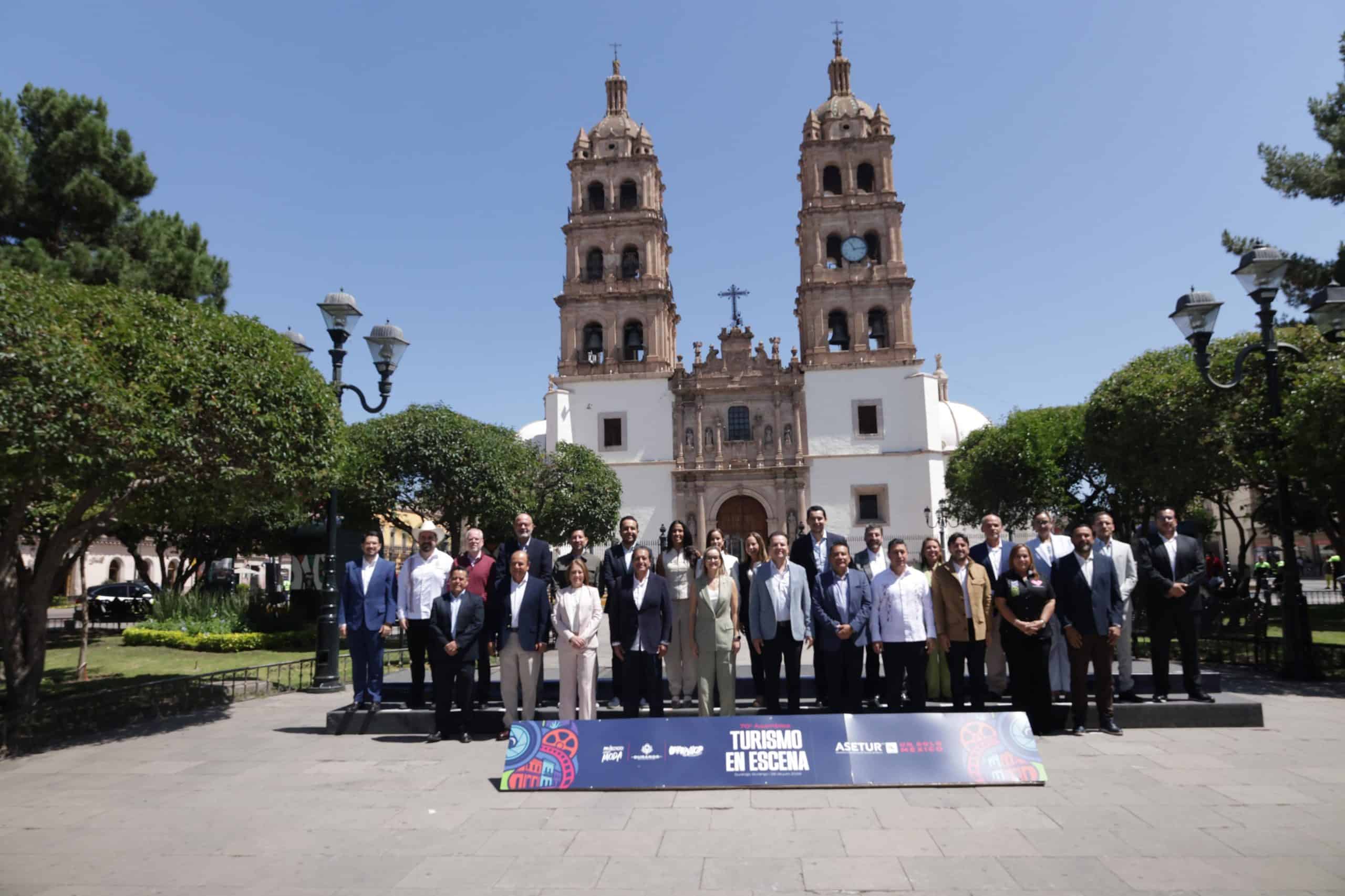 Grupo de personas en frente de la iglesia en Guanajuato, México.
