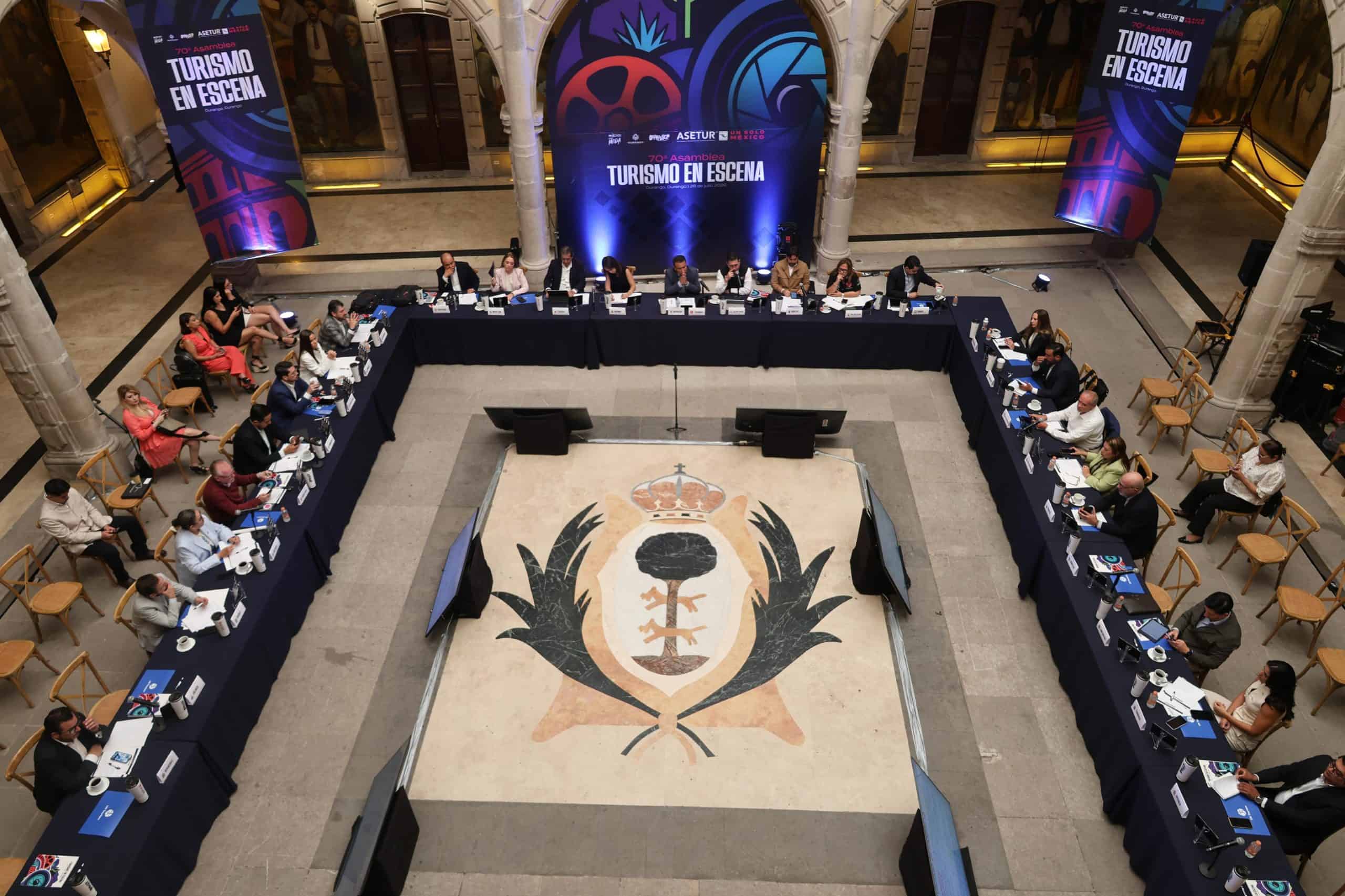 Reuni&oacute;n en Guanajuato para promover el turismo en escena.