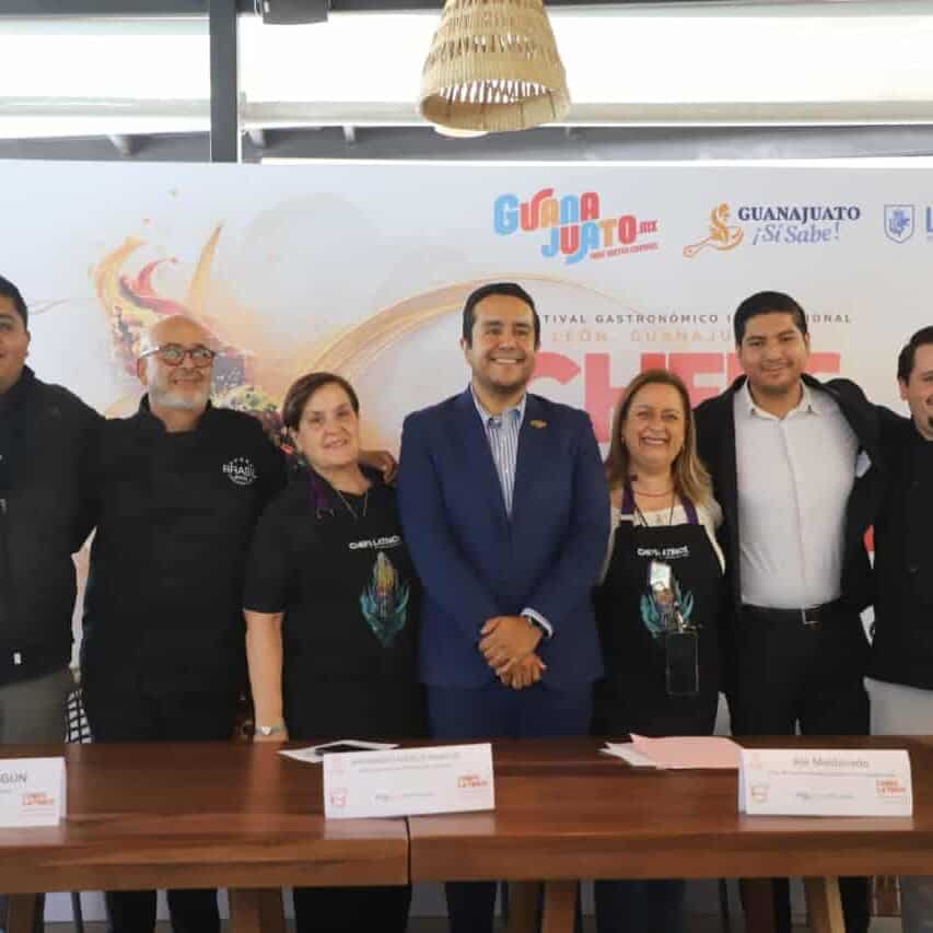 Participantes en evento gastronómico en León, Guanajuato, con logotipos de Turismo y Chefs Latinos.