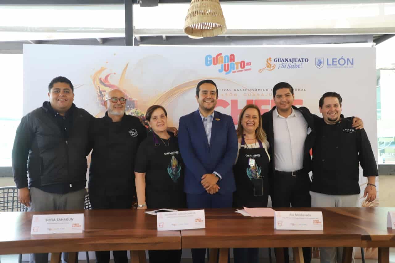 Participantes en evento gastronómico en León, Guanajuato, con logotipos de Turismo y Chefs Latinos.
