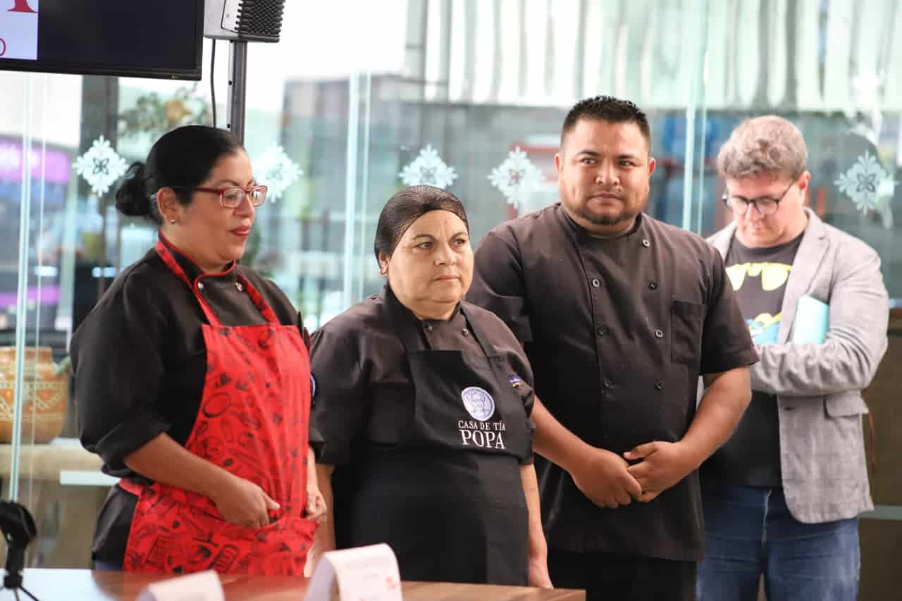 Chefs latino en Le&oacute;n participando en evento de gastronom&iacute;a y cultura.