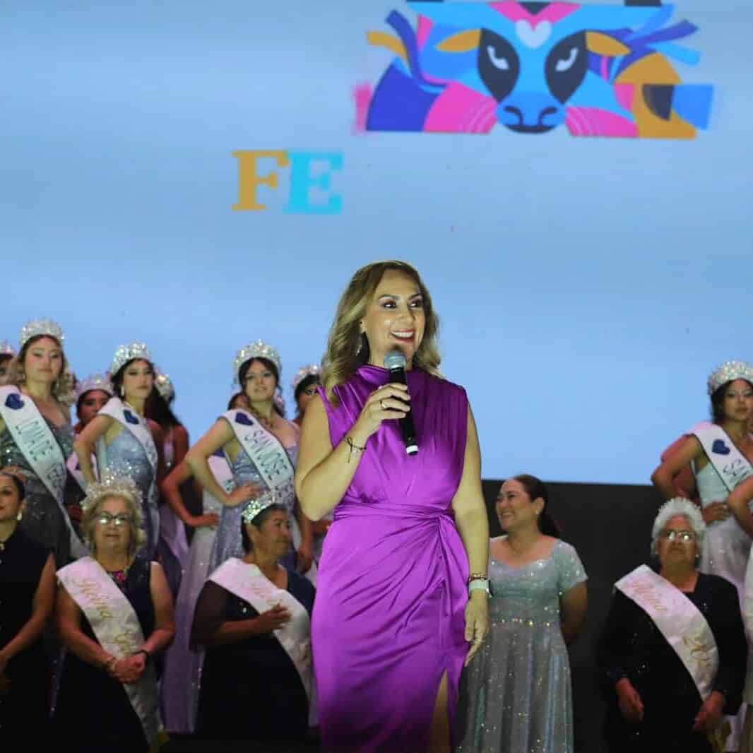 Mujer en vestido morado hablando en evento de turismo en Guanajuato.