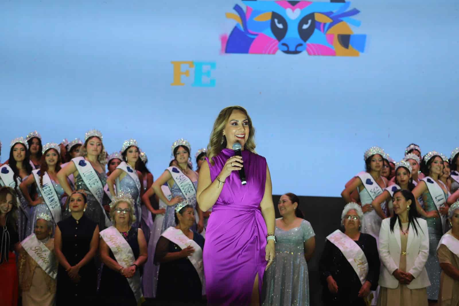 Mujer en vestido morado hablando en evento de turismo en Guanajuato.