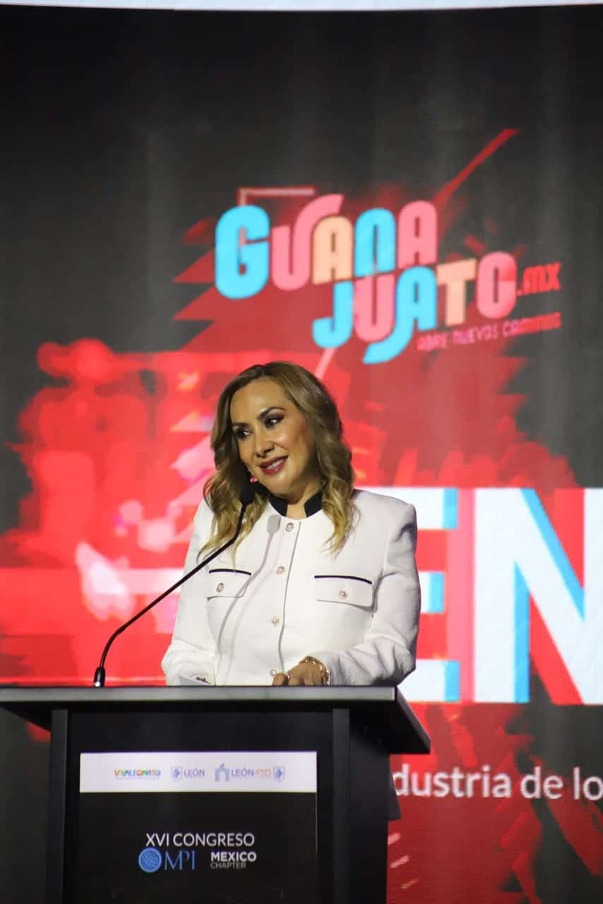Mujer en conferencia en Guanajuato durante Congreso de Industria de Reuniones.