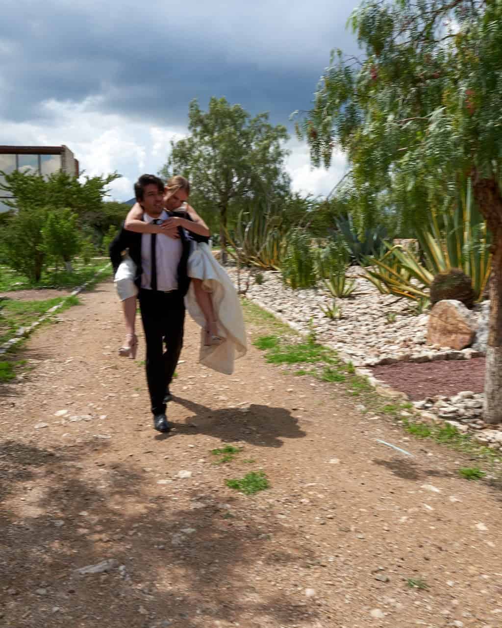 Pareja caminando en un parque con árboles y sendero de tierra en Guanajuato.