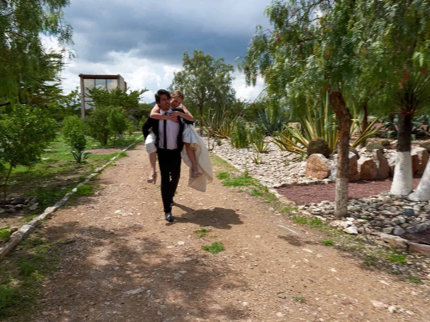 Couple walking in a park with trees and dirt path in Guanajuato.