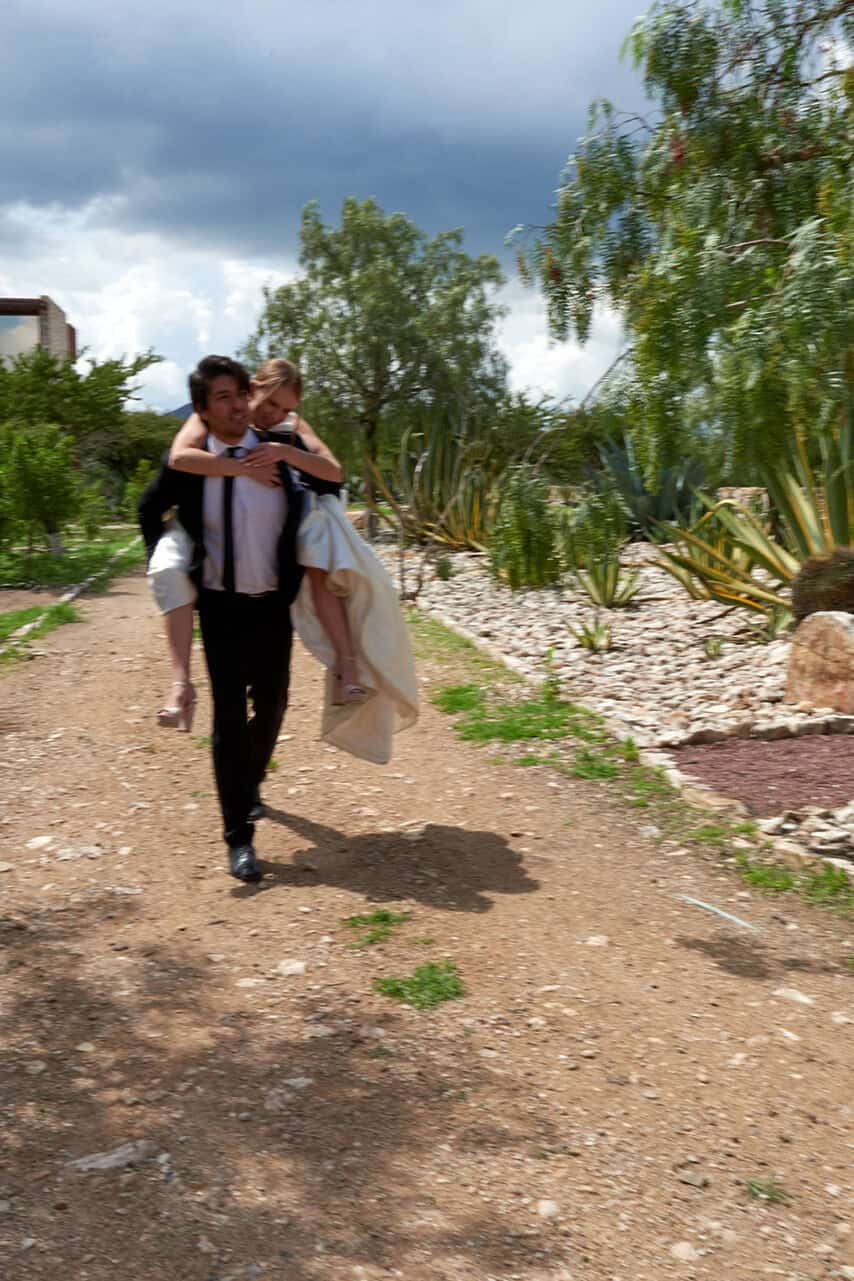 Couple walking in a park with trees and dirt path in Guanajuato.