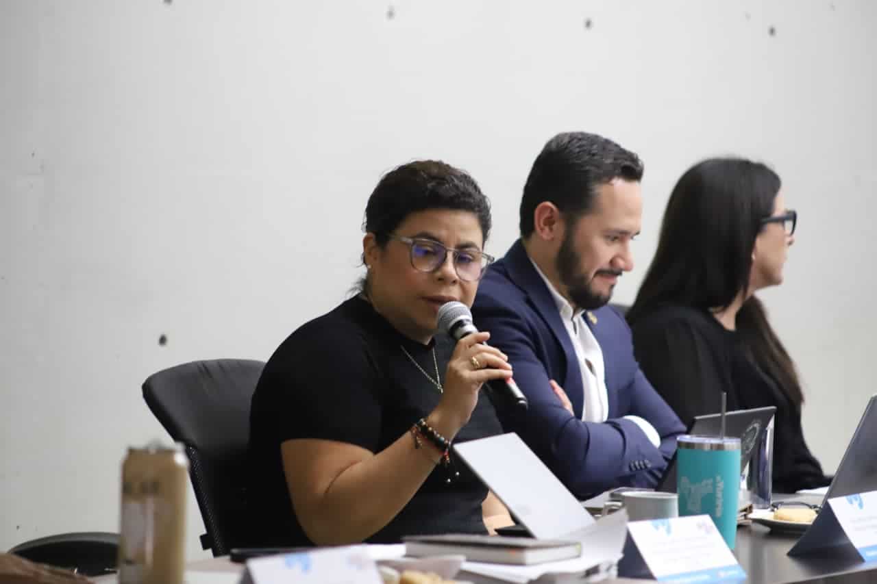 Participantes en mesa de discusión sobre sostenibilidad turística en Guanajuato.