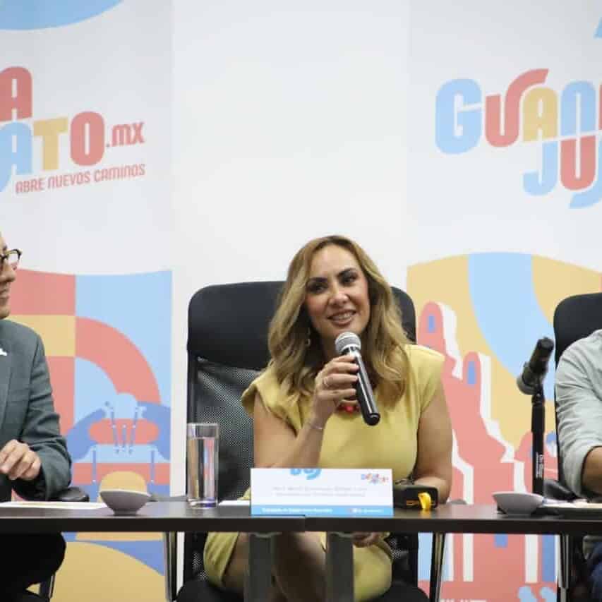 Tres personas en mesa durante evento de turismo en Guanajuato.