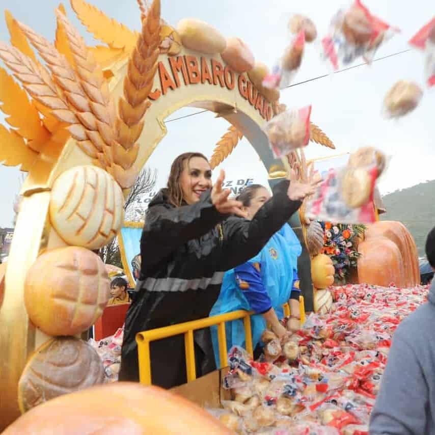 Celebración en Acámbaro con pan y tradiciones en la feria local.
