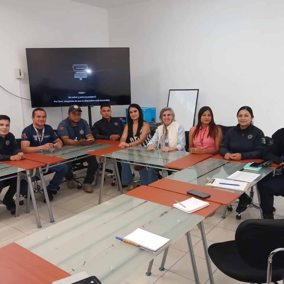 Policías turísticos en capacitación en un salón de reuniones.