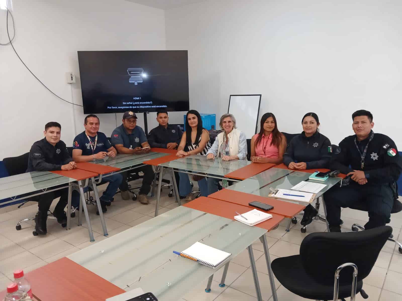 Policías turísticos en capacitación en un salón de reuniones.
