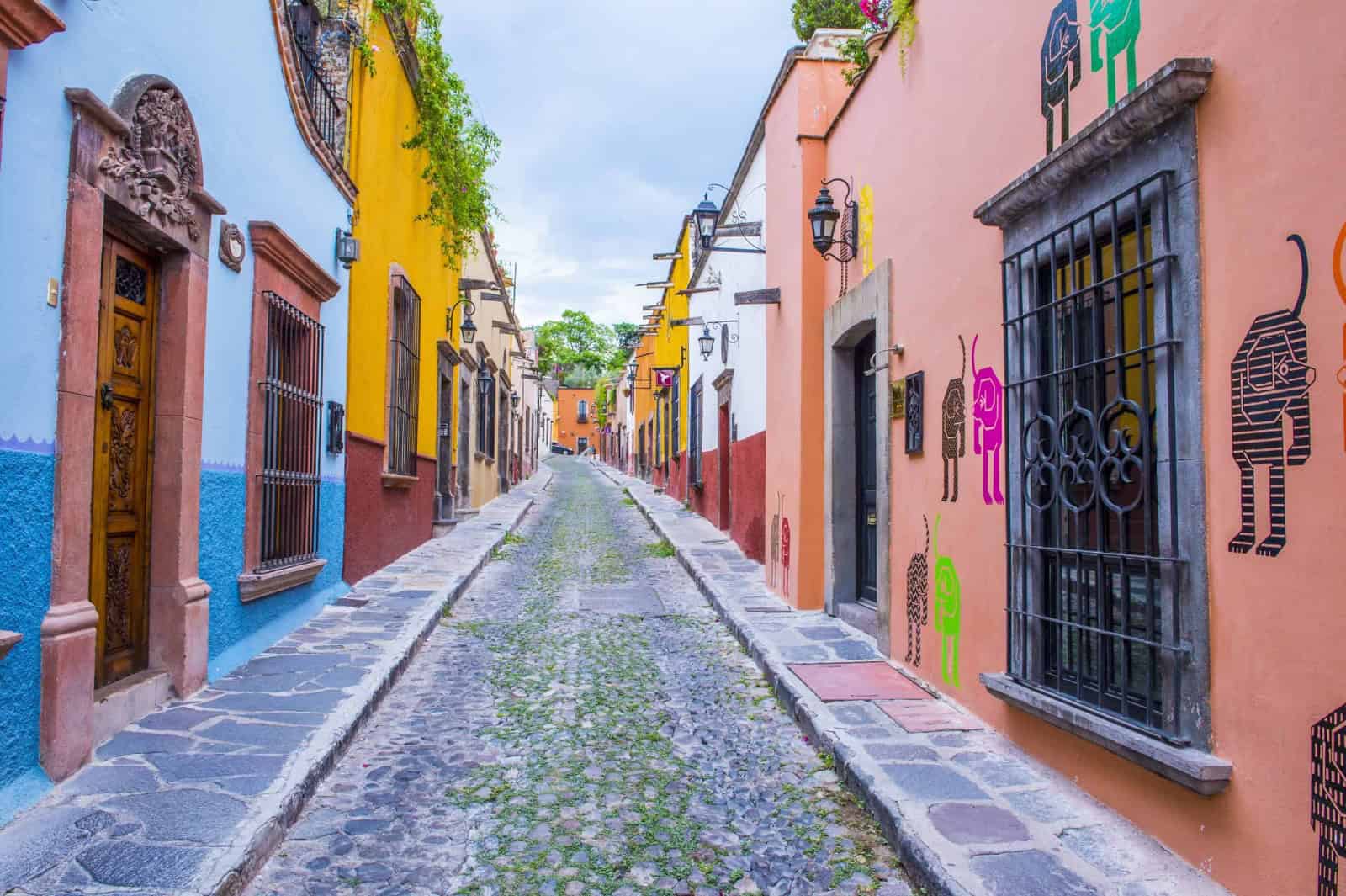 Calles coloridas de San Miguel de Allende, destino turístico en Guanajuato.