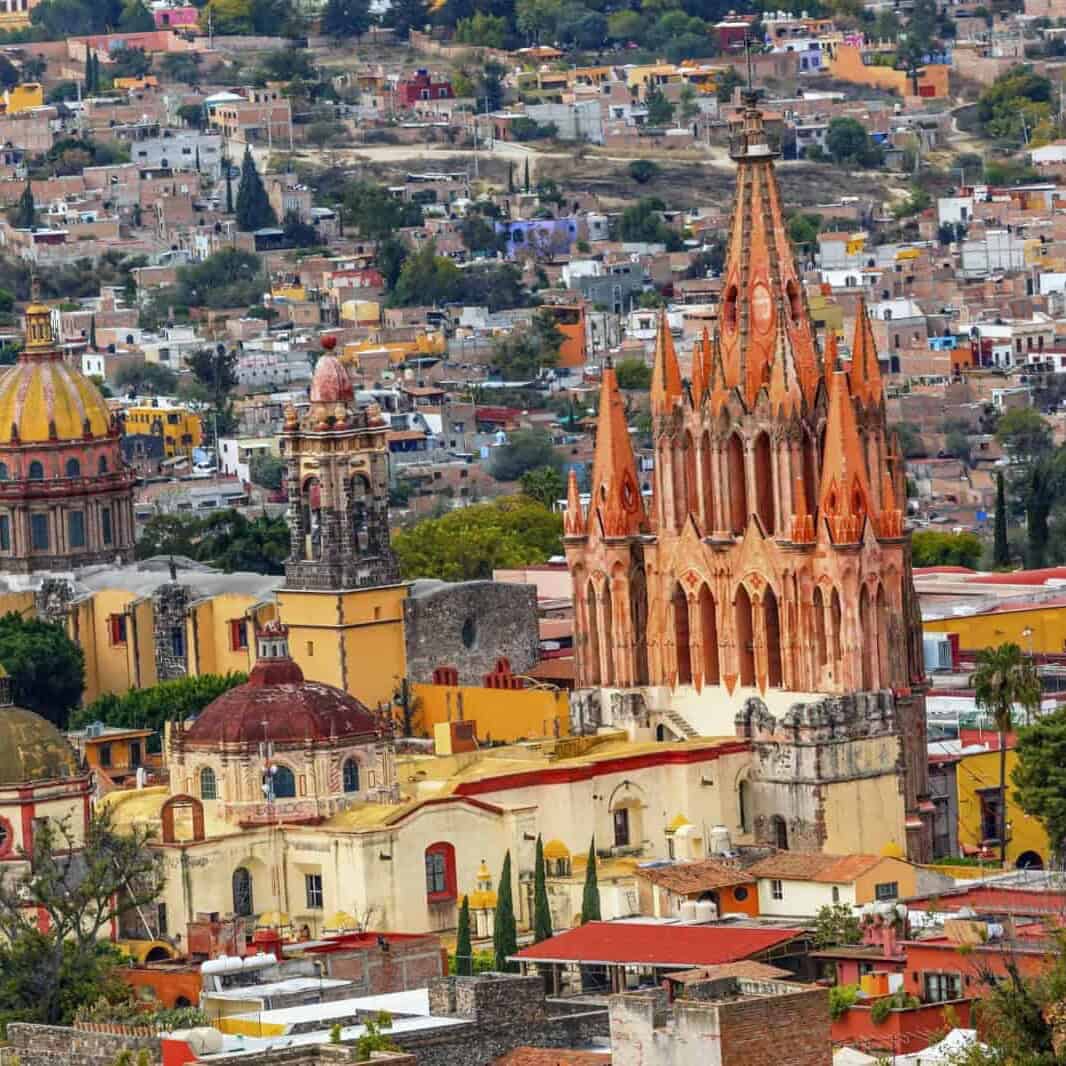 Vista panorámica de San Miguel de Allende con su catedral icónica y arquitectura colonial.