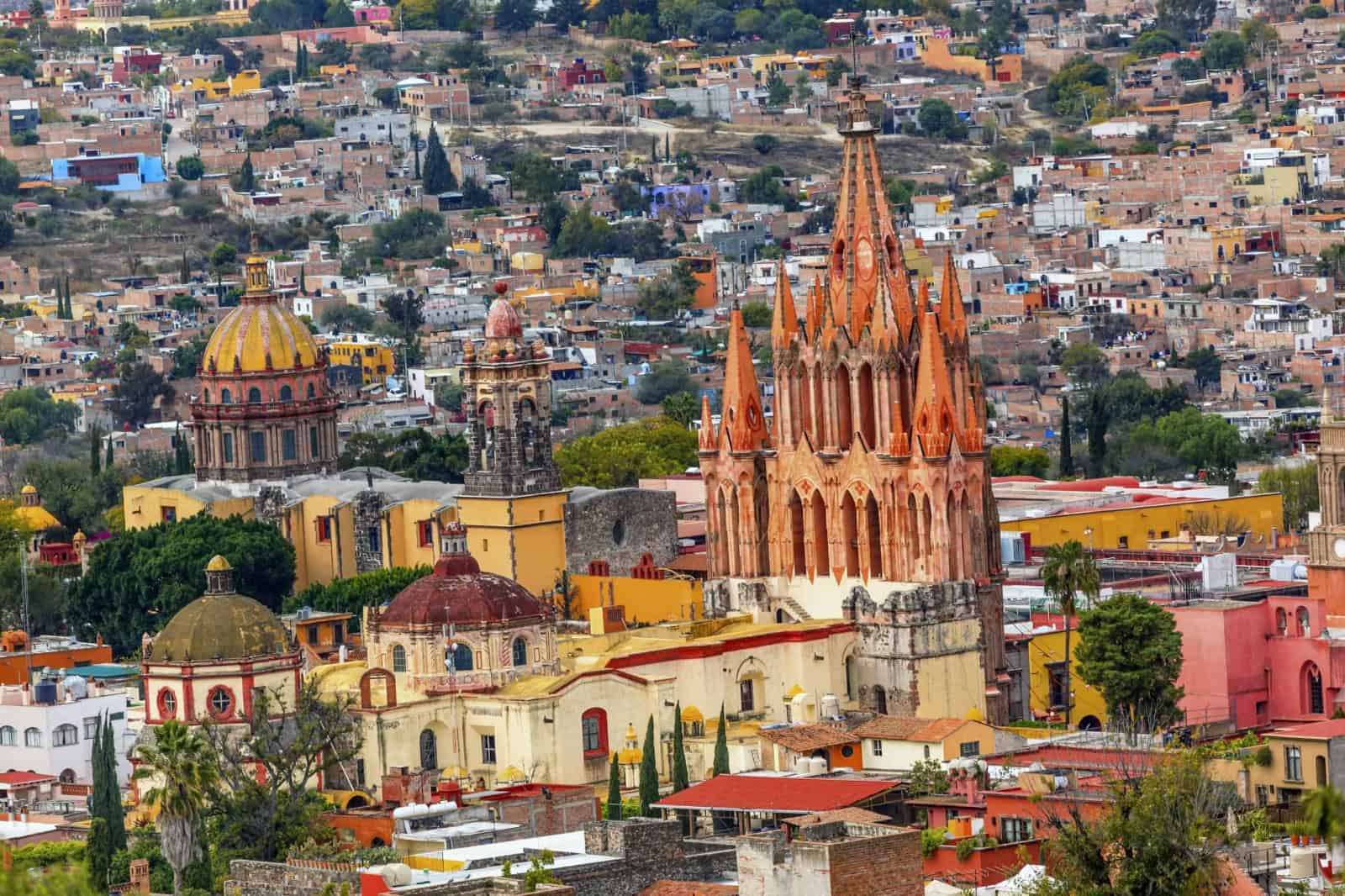 Vista panorámica de San Miguel de Allende con su catedral icónica y arquitectura colonial.