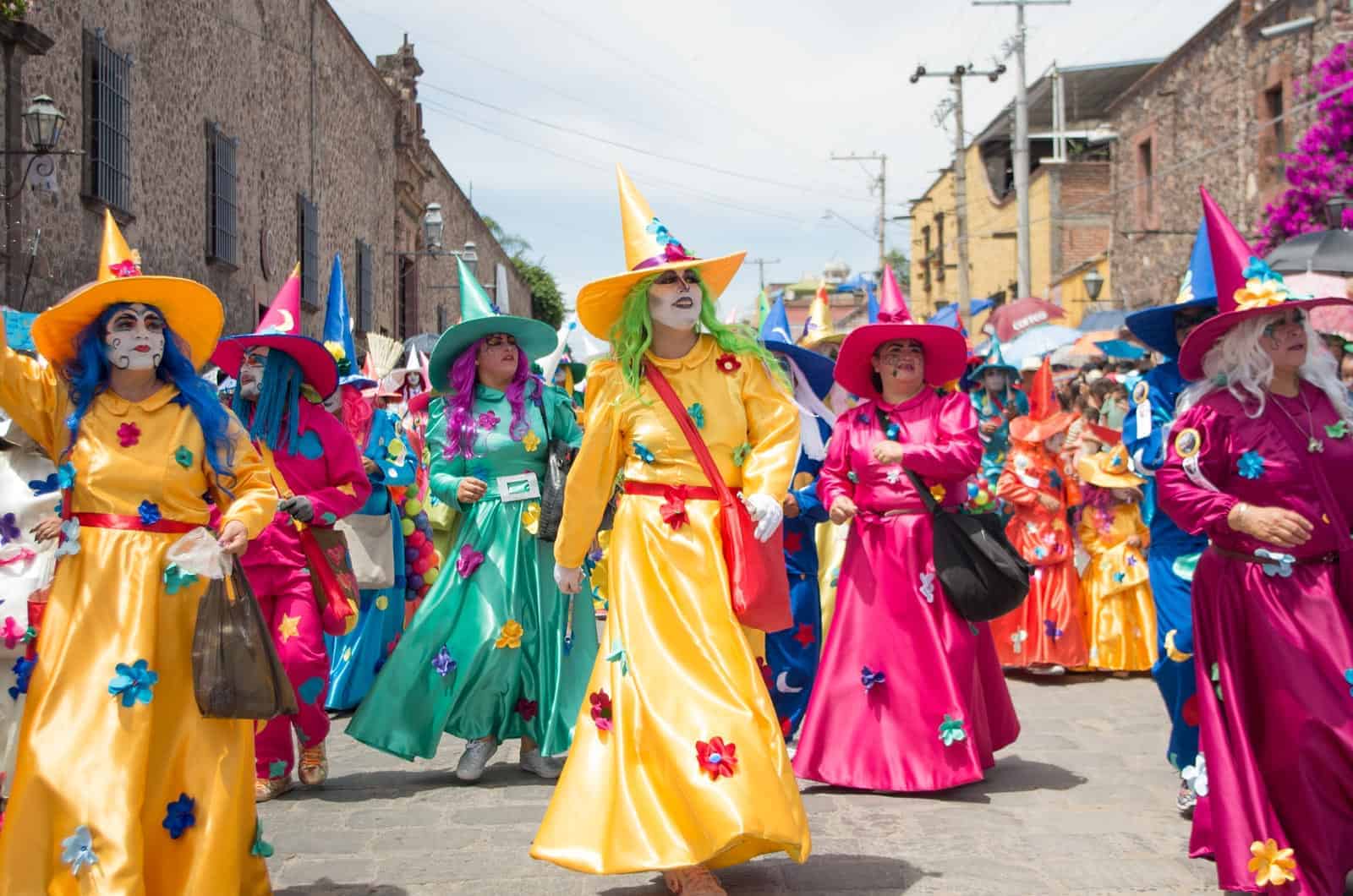 Celebraci&oacute;n tradicional con personas disfrazadas en San Miguel de Allende.