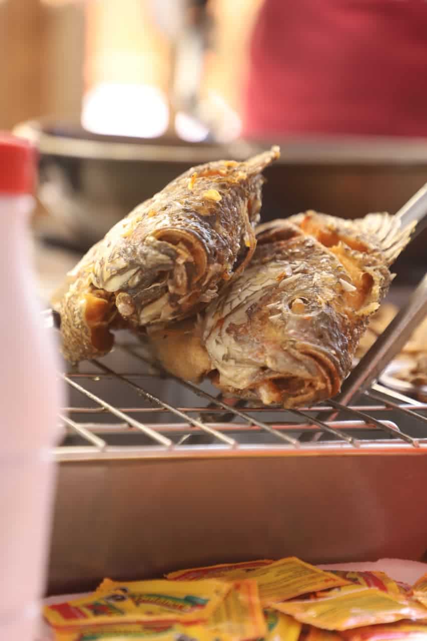 Pescado frito en un puesto de comida tradicional de Guanajuato.