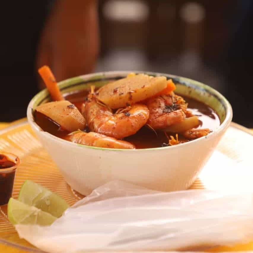 Deliciosa sopa de mariscos típica de Guanajuato con ingredientes frescos y sabor auténtico.