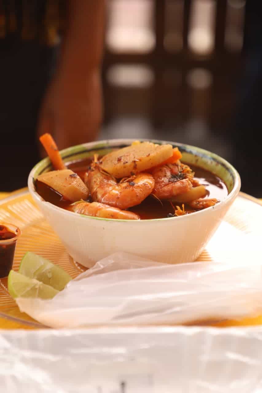 Deliciosa sopa de mariscos típica de Guanajuato con ingredientes frescos y sabor auténtico.
