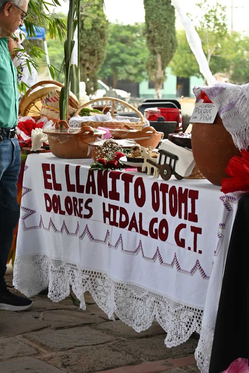 Mesa con productos tradicionales de la gastronom&iacute;a de Guanajuato en una feria.