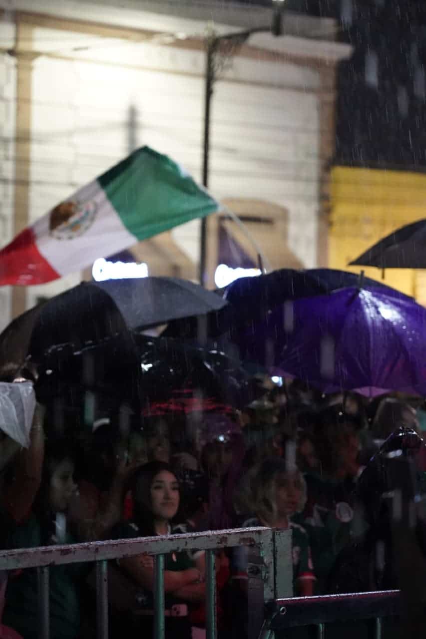 Aficionados con paraguas en un evento deportivo en Le&oacute;n, Guanajuato.