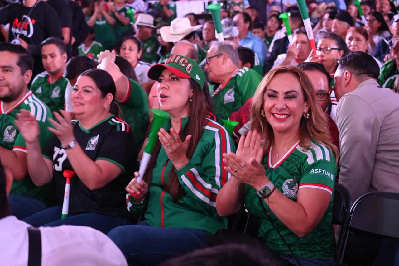 Aficionados en un partido de f&uacute;tbol en Le&oacute;n, Guanajuato, con camisetas verdes y entusiasmo.