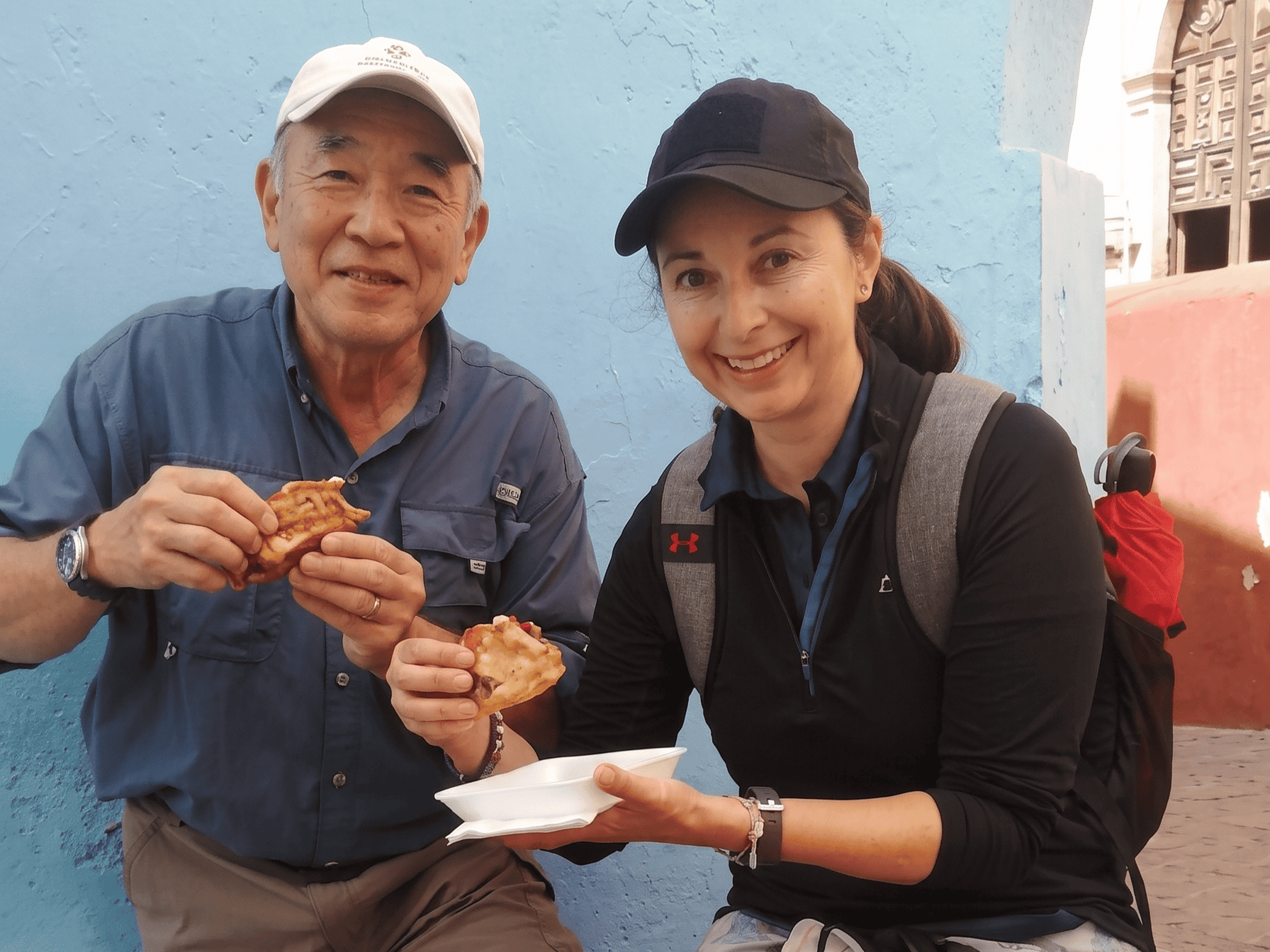 Turistas disfrutando comida típica en Guanajuato, México.