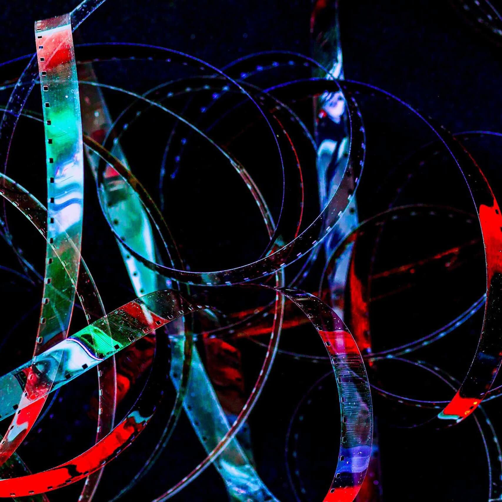 Decoración luminosa con círculos y luces de colores en un fondo oscuro.