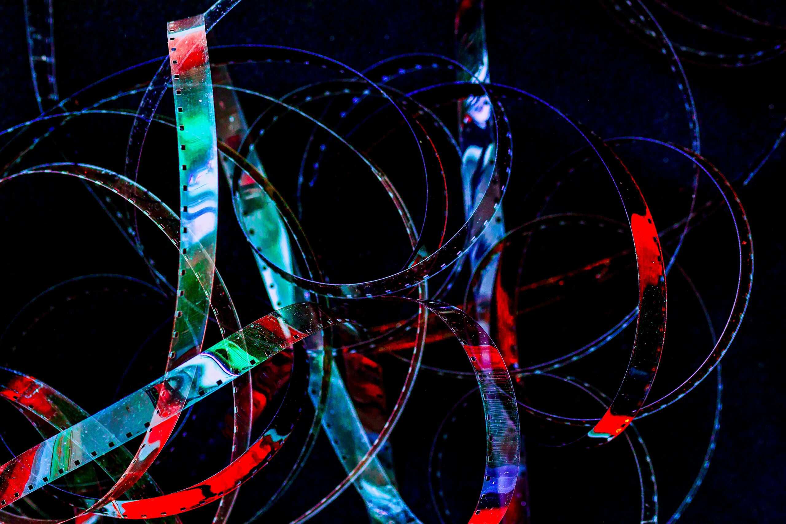 Decoración luminosa con círculos y luces de colores en un fondo oscuro.