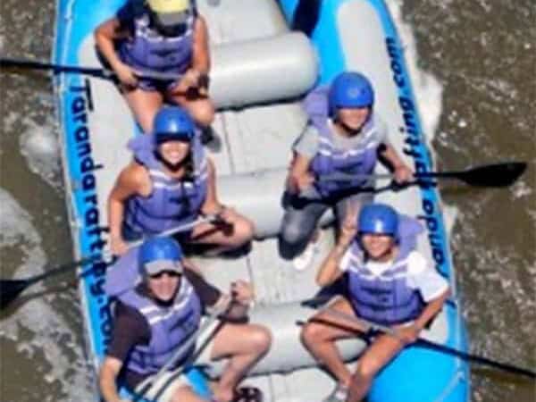 Grupo de personas disfrutando rafting en río de Guanajuato.