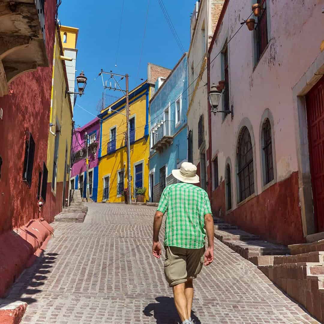 Paseo por calles coloridas en Guanajuato, M&eacute;xico, en un d&iacute;a soleado.