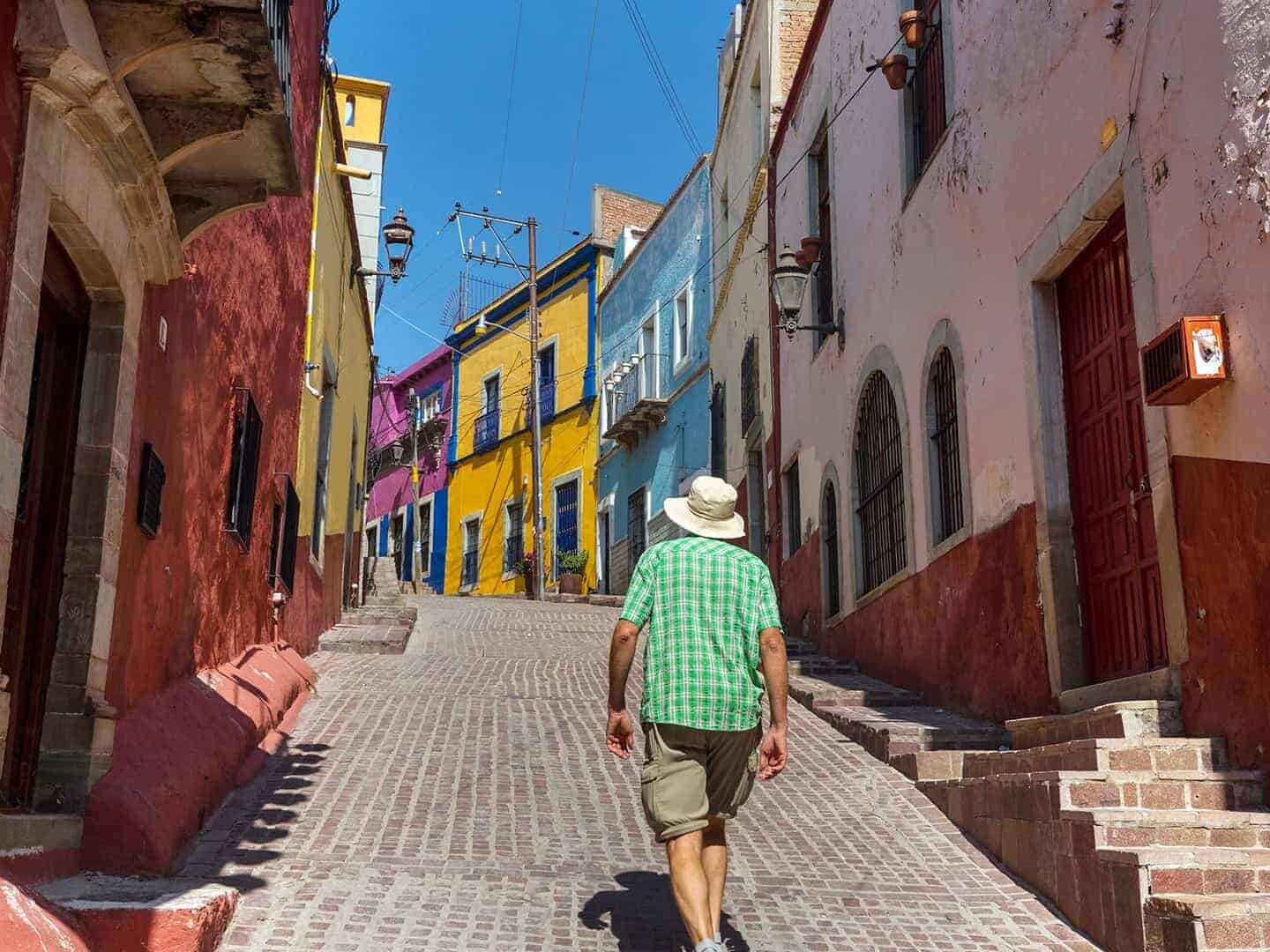 Paseo por calles coloridas en Guanajuato, México, en un día soleado.