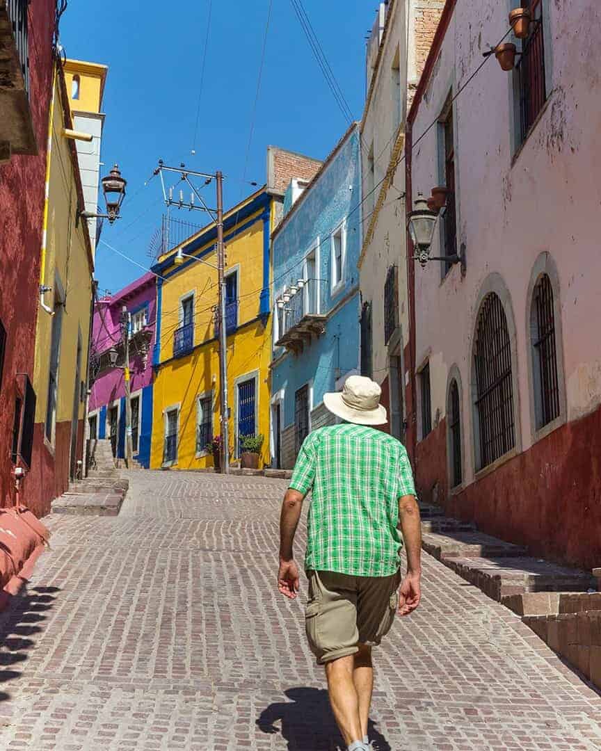 Paseo por calles coloridas en Guanajuato, México, en un día soleado.