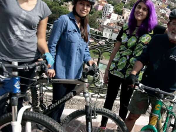 Grupo de ciclistas con casco en un mirador de la ciudad de Guanajuato.