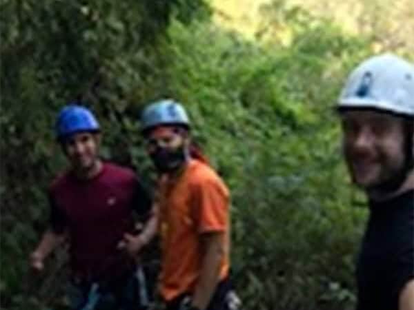 Grupo con cascos de escalada en Valle de Santiago, Guanajuato.