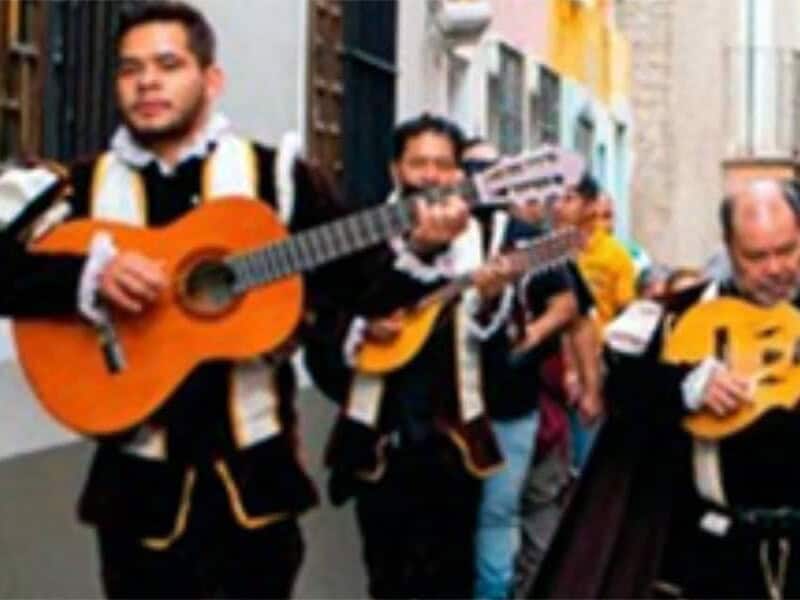 Grupo de músicos tocando guitarra en las calles de Guanajuato, México.
