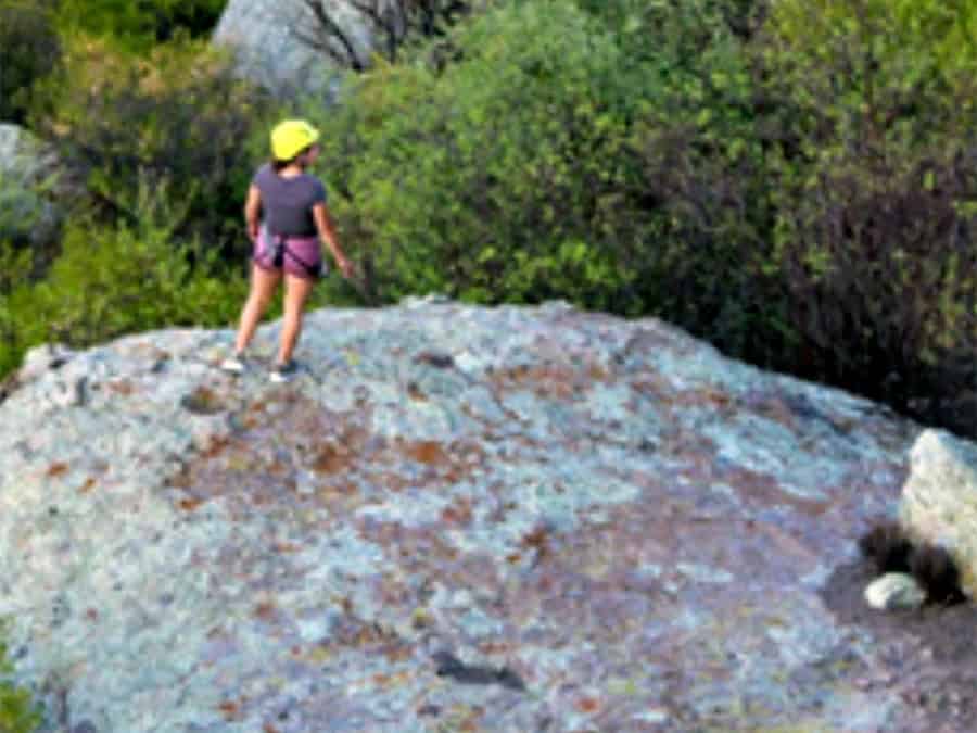 Persona explorando un paisaje rocoso en Guanajuato con naturaleza.