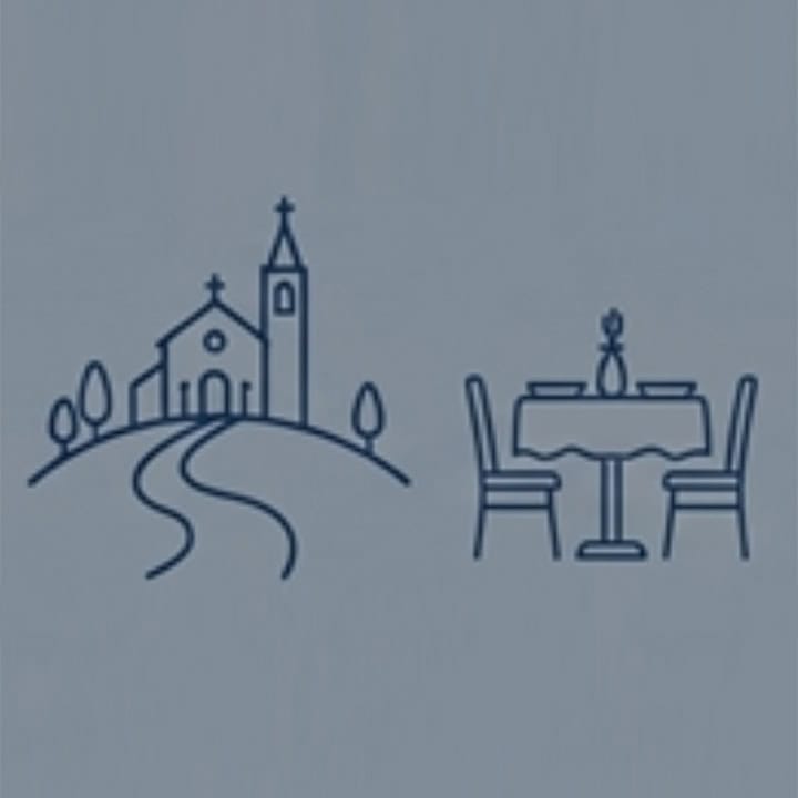 Escena de turismo en Guanajuato con iglesia y restaurante.